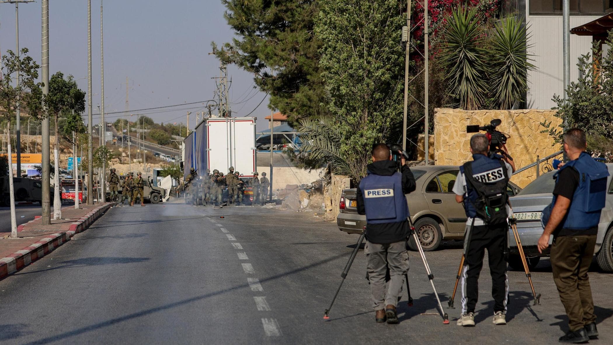 guerra in iran le news di oggi israele fa irruzione a hebron dopo l8217ordine di blocco totale della cisgiordania da Repubblica.it guerra in iran le news di oggi israele fa irruzione a hebron dopo l8217ordine di blocco totale della cisgiordania
