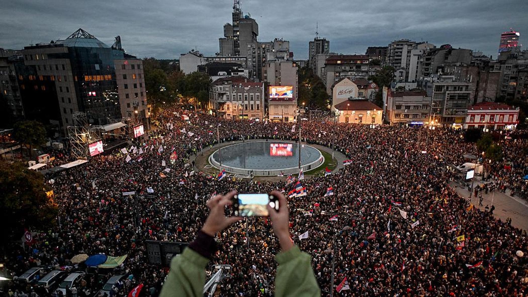 Serbia vota con Vucic ante el desafío de la lista estudiantil