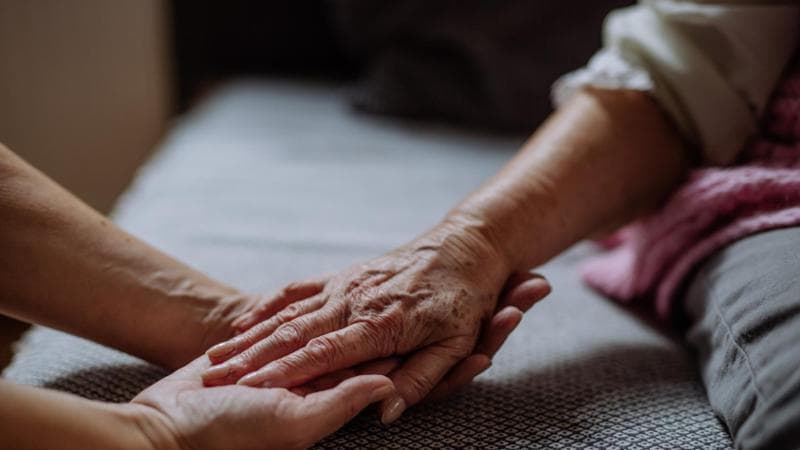 Le doule che insegnano a morire: “Così l’ultimo atto della vita diventa un’esperienza condivisa”