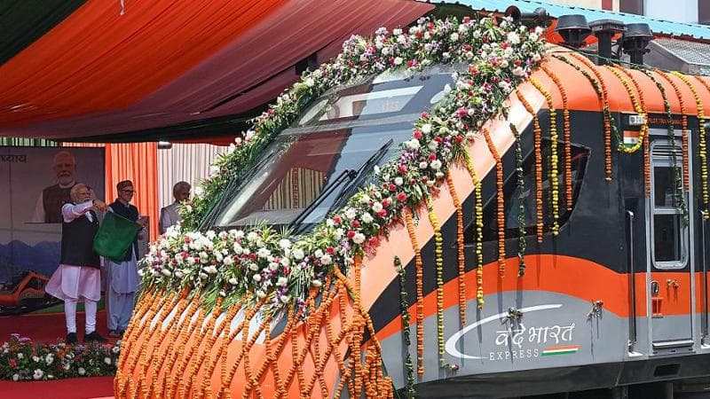 O primeiro-ministro indiano Narendra Modi anuncia o lançamento do Vande Bharat Express conectando Katra e Srinagar (2025)