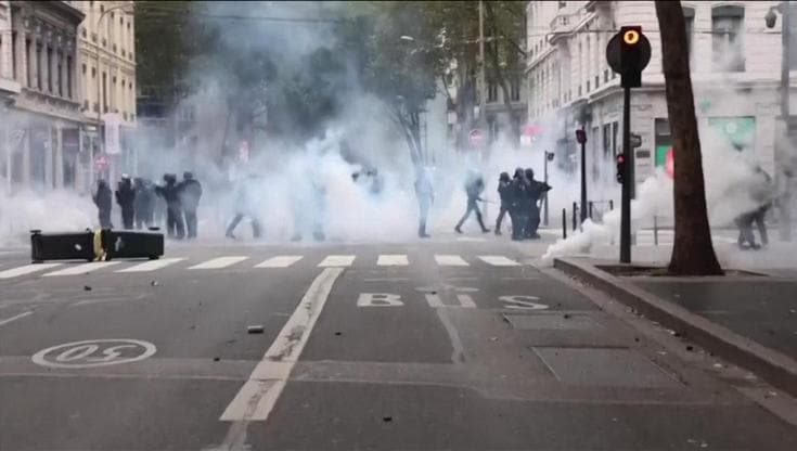 Manifestazioni in Francia, scontri a Lione durante le proteste