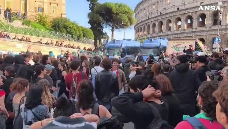Roma, corteo si ferma davanti al Colosseo: bloccato dalle forze dell'ordine in via degli Annibaldi