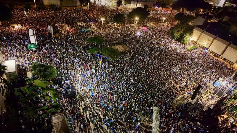 “Cambiare, adesso”. A Tel Aviv la piazza è contro Netanyahu