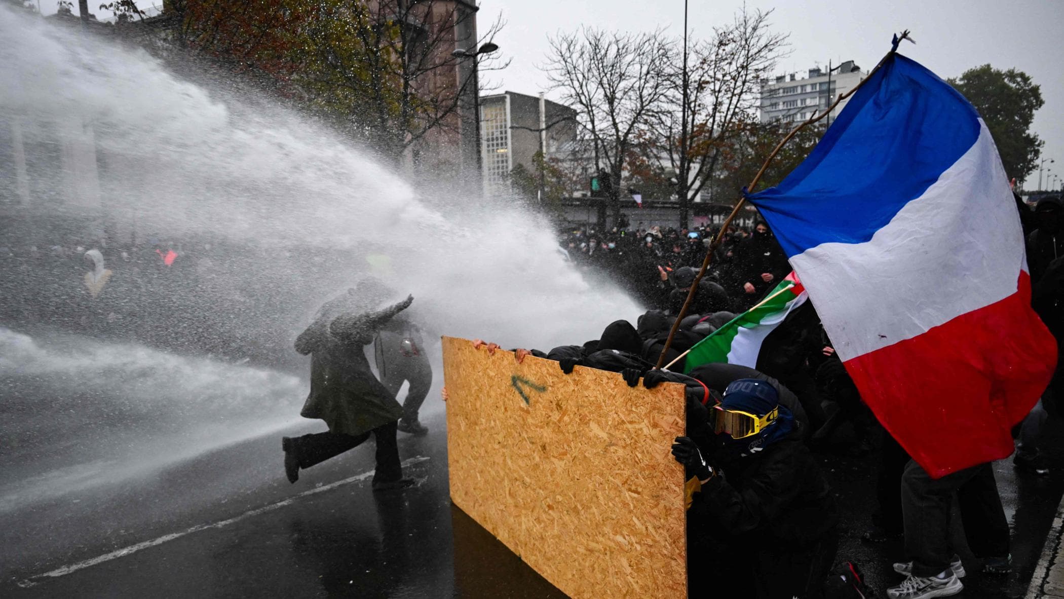 Francia: multitudinarias protestas con tensión en París y Lyon