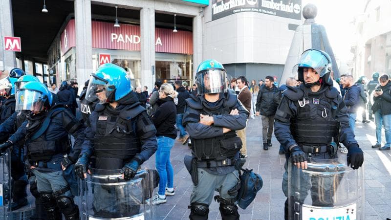 IPA90118898 - 24/10/26 Manifestazioni contro il caro Vita, Milano : controlli militari,  polizia e guardia di finanza in piazza della scala