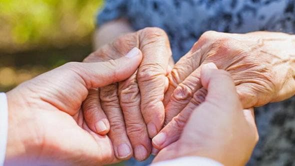 Caregiver, contributi economici solo per chi è sotto i 3mila euro lordi annui
