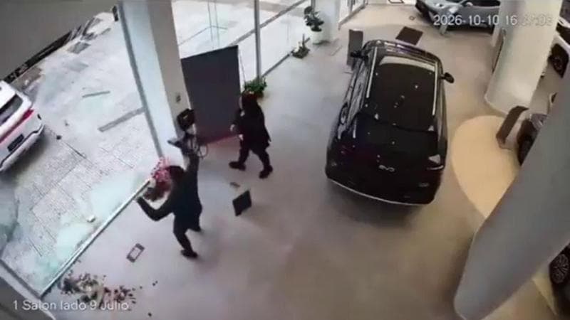 Preme per errore l'acceleratore: auto elettrica sfonda la vetrina di una concessionaria