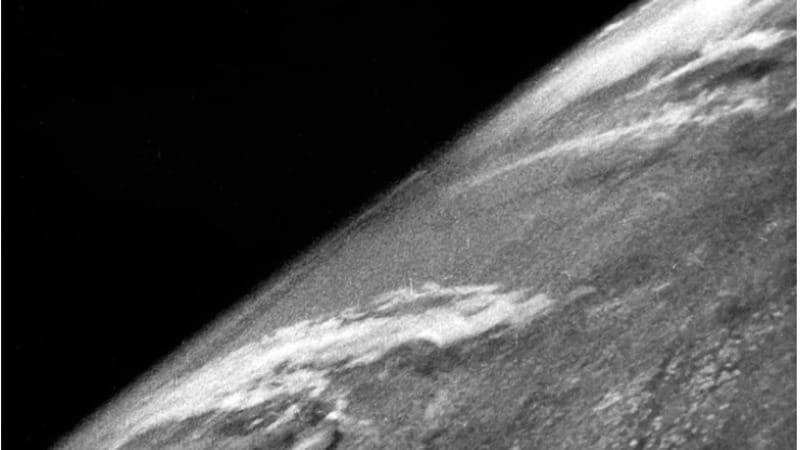 Quando la Terra non era ancora il pianeta azzurro. Ha 80 anni la prima foto scattata dallo spazio