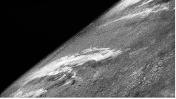 Quando la Terra non era ancora il pianeta azzurro. Ha 80 anni la prima foto scattata dallo spazio