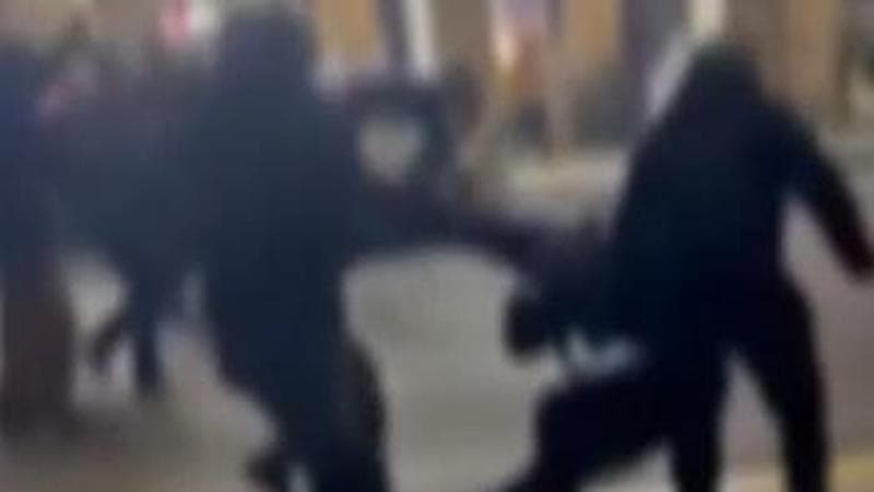 Bologna, tensione al corteo per un giovane bloccato dalla polizia: “Vi sembra normale?” | L'articolo