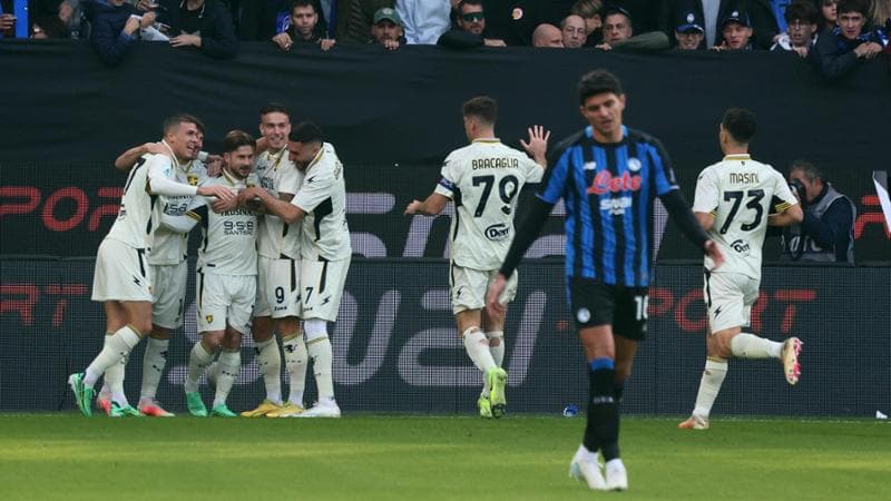 Schmid festeggiato dai compagni