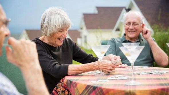 Invecchiare con gli amici anziché con un partner: il cohousing svolta la vecchiaia