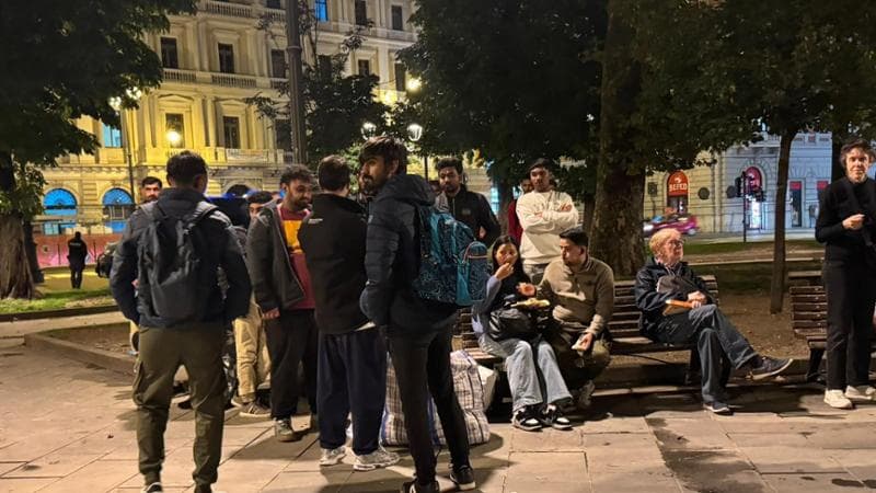 Trieste, pasti ai migranti vietati nel weekend.“Disturbano l’aperitivo”