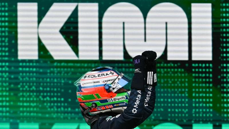 Kimi Antonelli festeggia la vittoria ad Austin