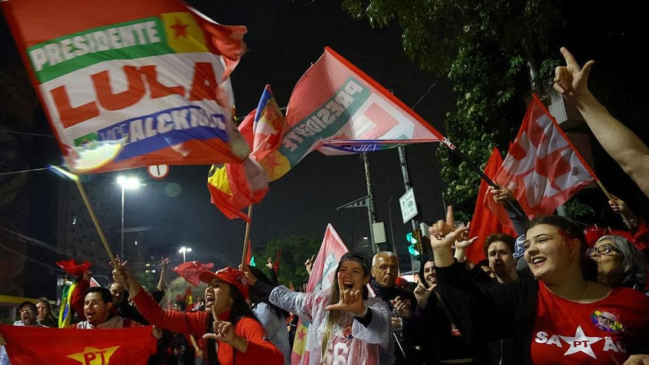 Brasile, trionfo di Lula rieletto presidente con il 51,7% dei voti. Bolsonaro: “Chiederò l'annullamento” | La diretta “Abbiamo sconfitto il negazionismo”. Trump contesta il risultato