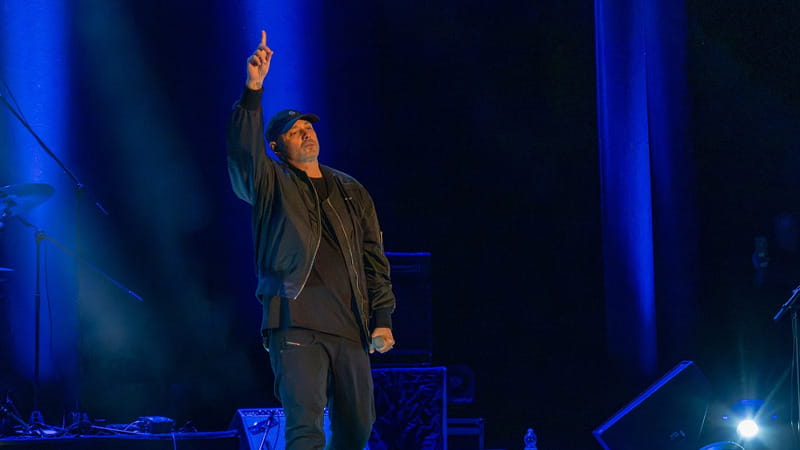 Fabri Fibra: “Il mondo oggi è un duty free. Il rap si è adeguato ma il messaggio resta”