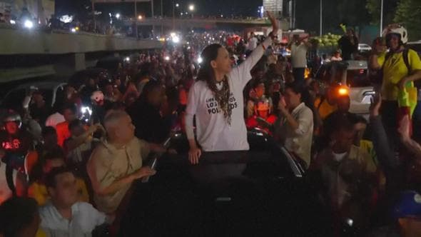 Venezuela, Corina Machado torna in patria dopo un anno di esilio: il bagno di folla a Caracas