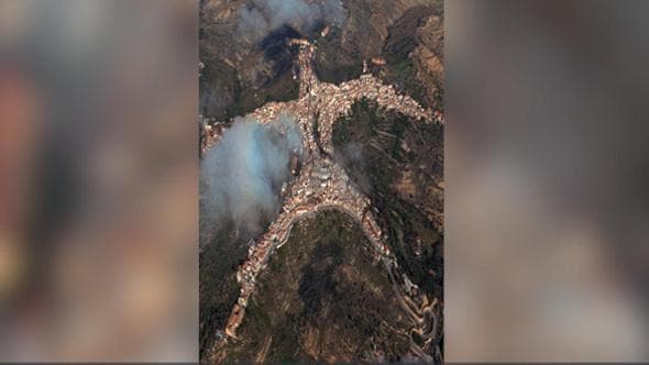 Centuripe, il borgo siciliano a forma di essere umano: il "gigante" visto dall'alto