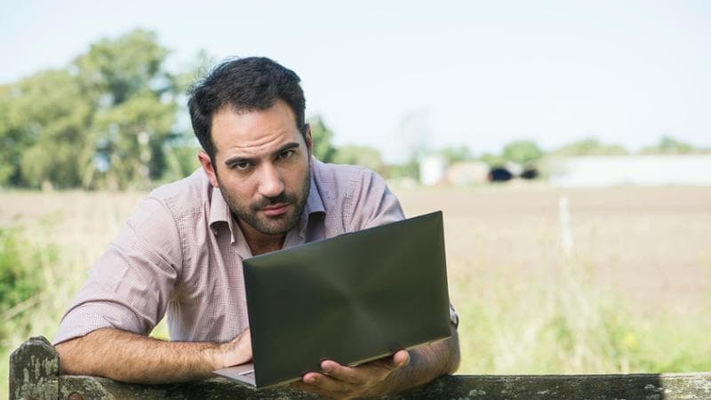 Sardegna, la fibra in casa arriva all’88% ma il cellulare non prende: il paradosso dell’isola