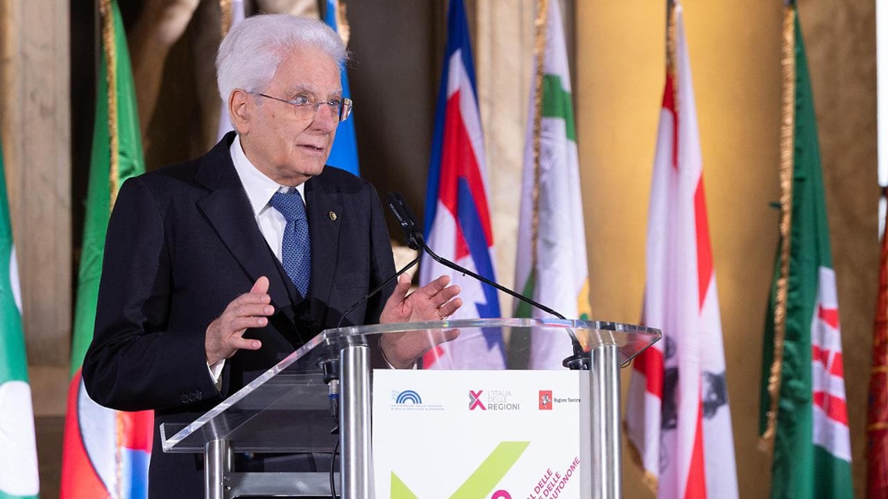 Mattarella al festival delle regioni: “Tutelare la sanità priorità assoluta”. E rilancia l'allarme fake news | Il video