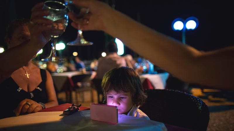 Sardinian restaurants ban phones for one-month pilot