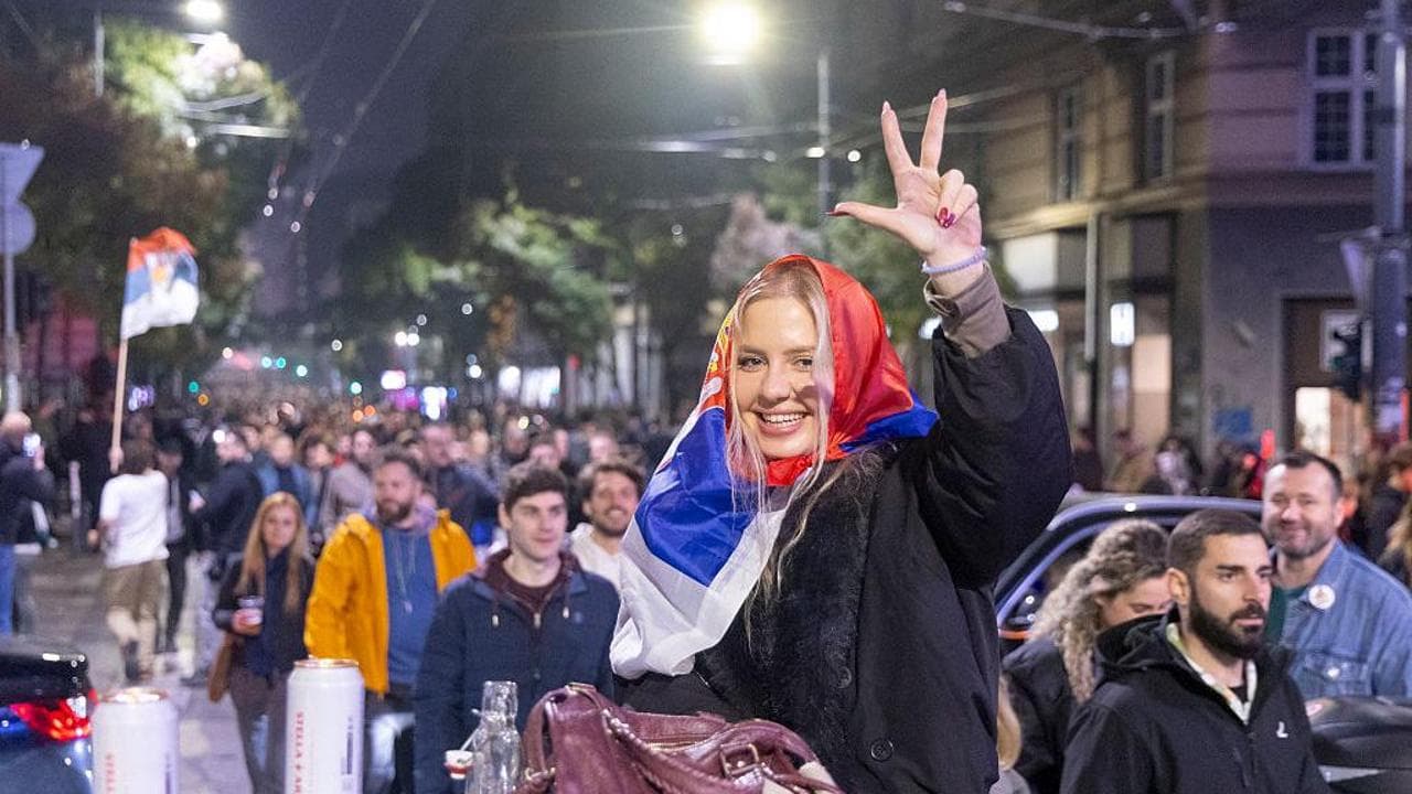 Serbia, la Lista degli studenti batte il nazionalista filorusso Vucic: il trionfo del movimento nato dal crollo di una pensilina