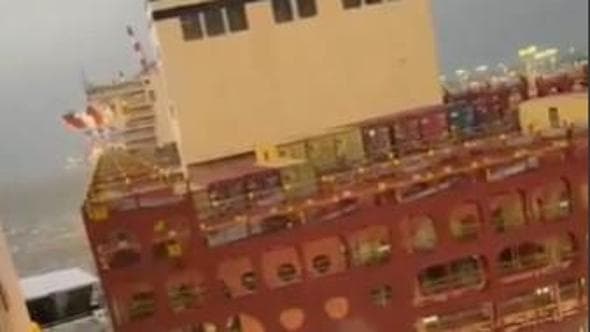 Germania,  nave da crociera si scontra con due portacontainer: il momento della collisione
