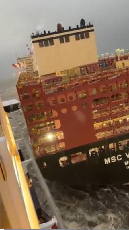Germania,  nave da crociera si scontra con due portacontainer: il momento della collisione