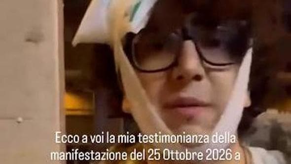 Il giovane manganellato dalla polizia a Bologna: "Stavo andando al lavoro. Avevo le mani alzate"