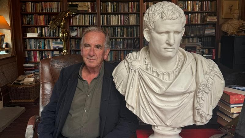 Lo scrittore Robert Harris nel suo studio di&nbsp;Kintbury, nel&nbsp;Berkshire
