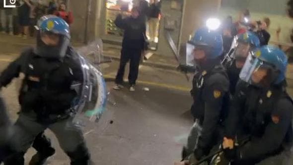“Io manganellato dalla polizia mentre lavoravo come giornalista”