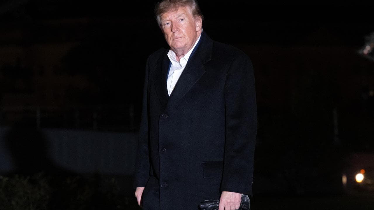 I dem pubblicano l’accusa di una donna contro Trump: “Mi violentò brutalmente dopo aver passato del tempo con Epstein”