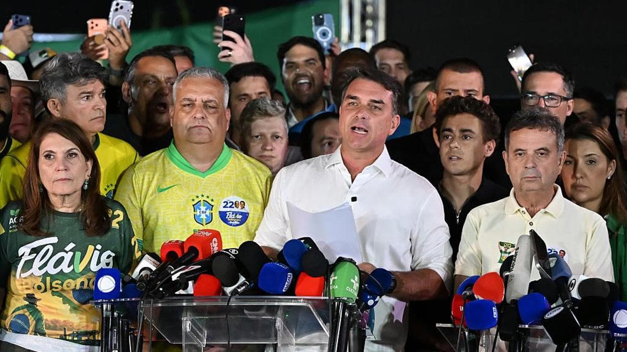 La diretta La polizia ordina a Flávio Bolsonaro di consegnare i passaporti. Trump: “Voto truccato” | Il popolo di Lula in festa