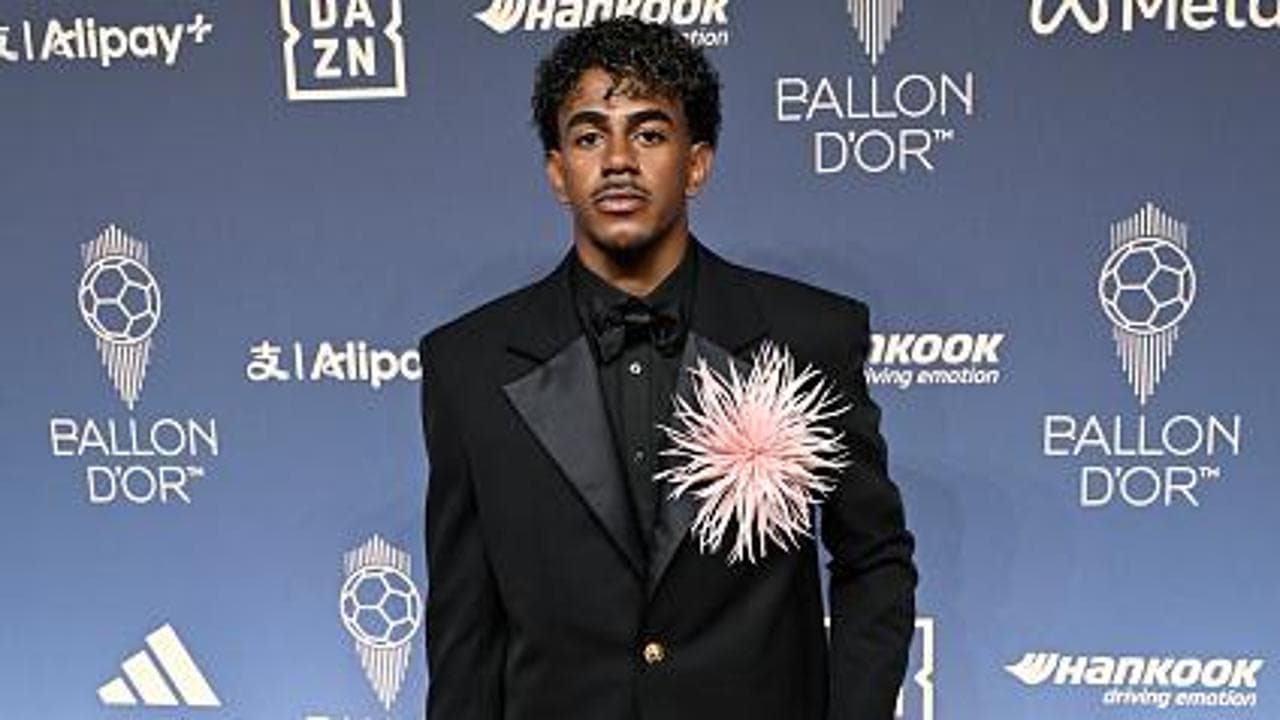 La diretta Pallone d’oro, ecco i 10 finalisti. Via alla cerimonia, Yamal con una coccarda rosa sul petto