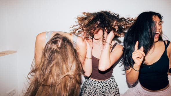 “Per mia figlia 15enne, ottenere ciò che hanno le amiche è un’ossessione. Detesta sentirsi diversa”