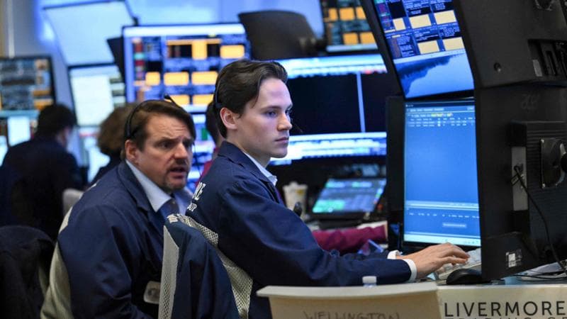 Le Borse oggi, 27 ottobre. Europa debole, Milano scende sotto i 49mila punti