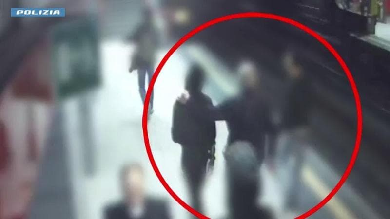 Pedina la vittima in metropolitana e poi gli strappa la collanina da 2mila euro in pochi secondi