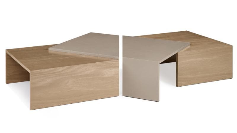 Ispirato a un foglio di carta piegato, il tavolino Norigami di Armani/Casa nasce da due elementi identici accostati che creano l'illusione di ponti che si intersecano. &Egrave; spesso solo 2 centimetri
