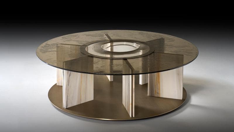 Gioco di pieni e vuoti definisce il coffee table Atico, disegnato da Migliore+Servetto per Neutra: la struttura ritmica in metallo e marmo lascia spazio a un piano in vetro che la attraversa, trasformandosi in un originale vano contenitore
