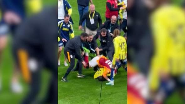 Turchia, maxi-rissa alla fine di Galatasaray-Fenerbahce tra spintoni, botte e prese di judo