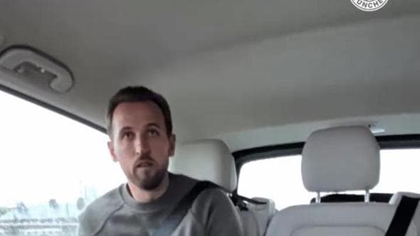 Harry Kane si porta il Pallone d'Oro a casa e gli mette la cintura: "La sicurezza prima di tutto"