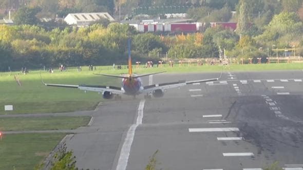 Violente raffiche di vento a Birmingham: aereo in arrivo da Venezia finisce fuori pista