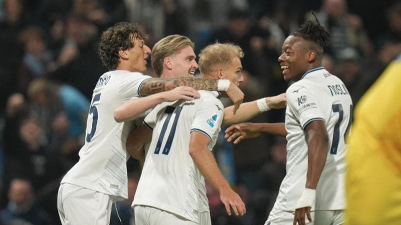 I giocatori della Lazio esultano dopo un gol