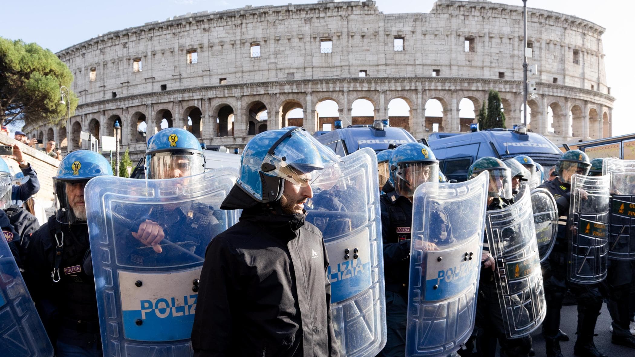troppi abusi degli agenti dalle scuole alle piazze la protesta per botte e fermi da Repubblica.it troppi abusi degli agenti dalle scuole alle piazze la protesta per botte e fermi
