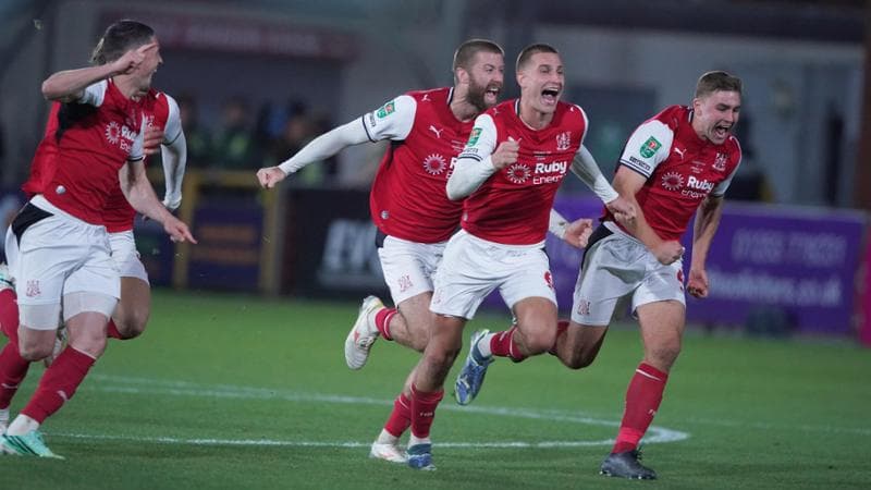 La festa dei giocatori del Fleetwood dopo il rigore decisivo