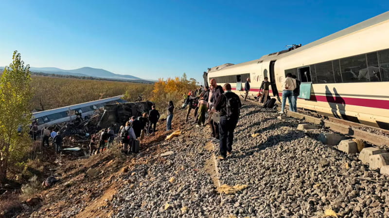Spagna, scontro tra due treni dell’alta velocità nei pressi di Toledo: “Almeno dieci morti”