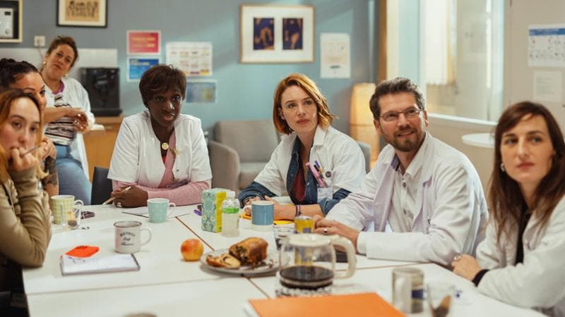Riunione dell’équipe multidisciplinare di psicologhe, avvocate e medici nel film di Mélisa Godet