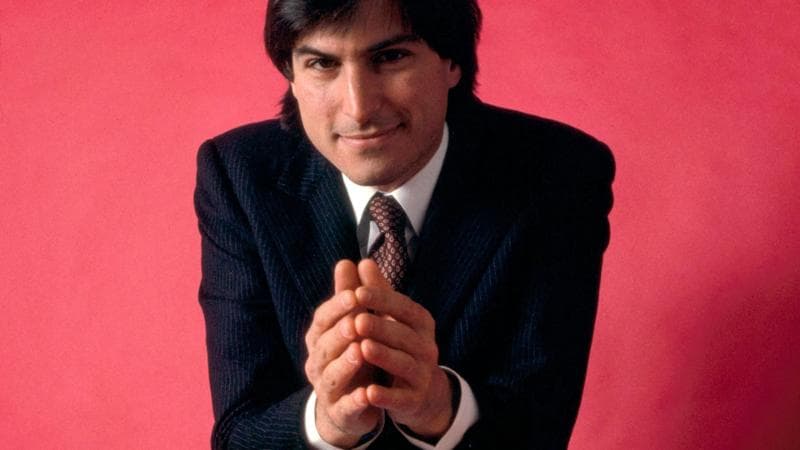 Steve Jobs (1955-2011), in una foto del 1984 con un computer Macintosh. (Alamy)