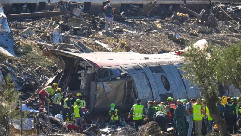 Spagna, il racconto del giornalista a bordo del treno: “Coperto di sangue, avevo persone addosso”