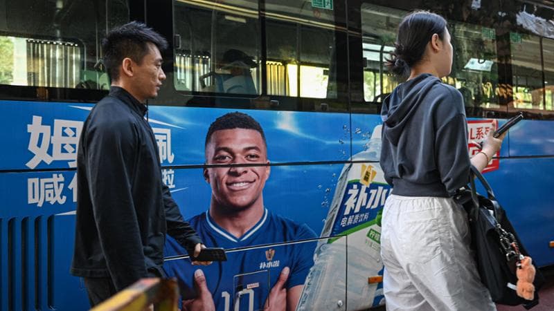 Il volto di Mbappé su una pubblicità in Cina